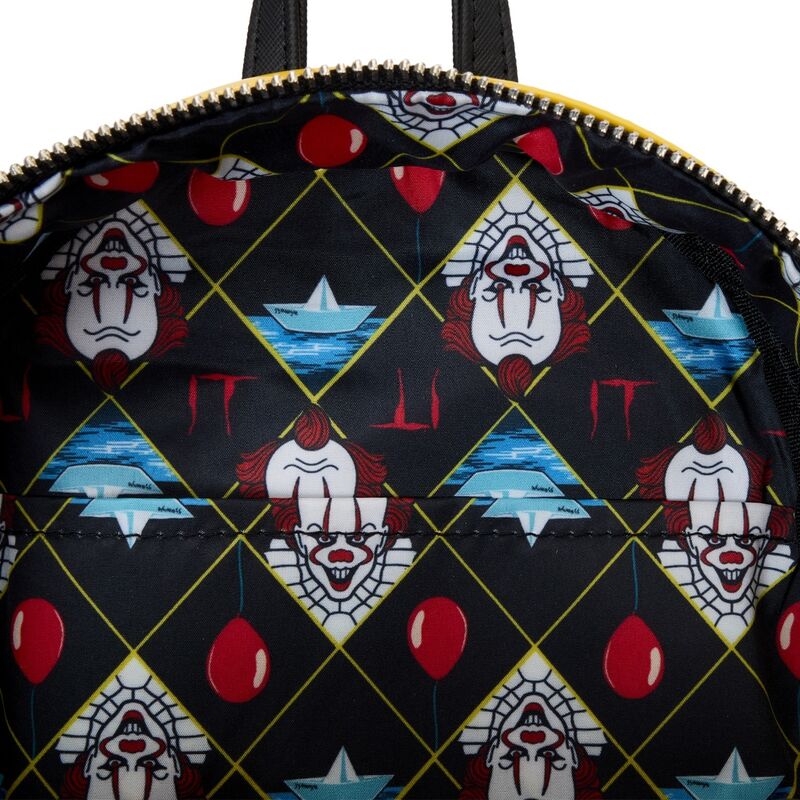 Mochila Loungefly Pennywise con Chubasquero – IT