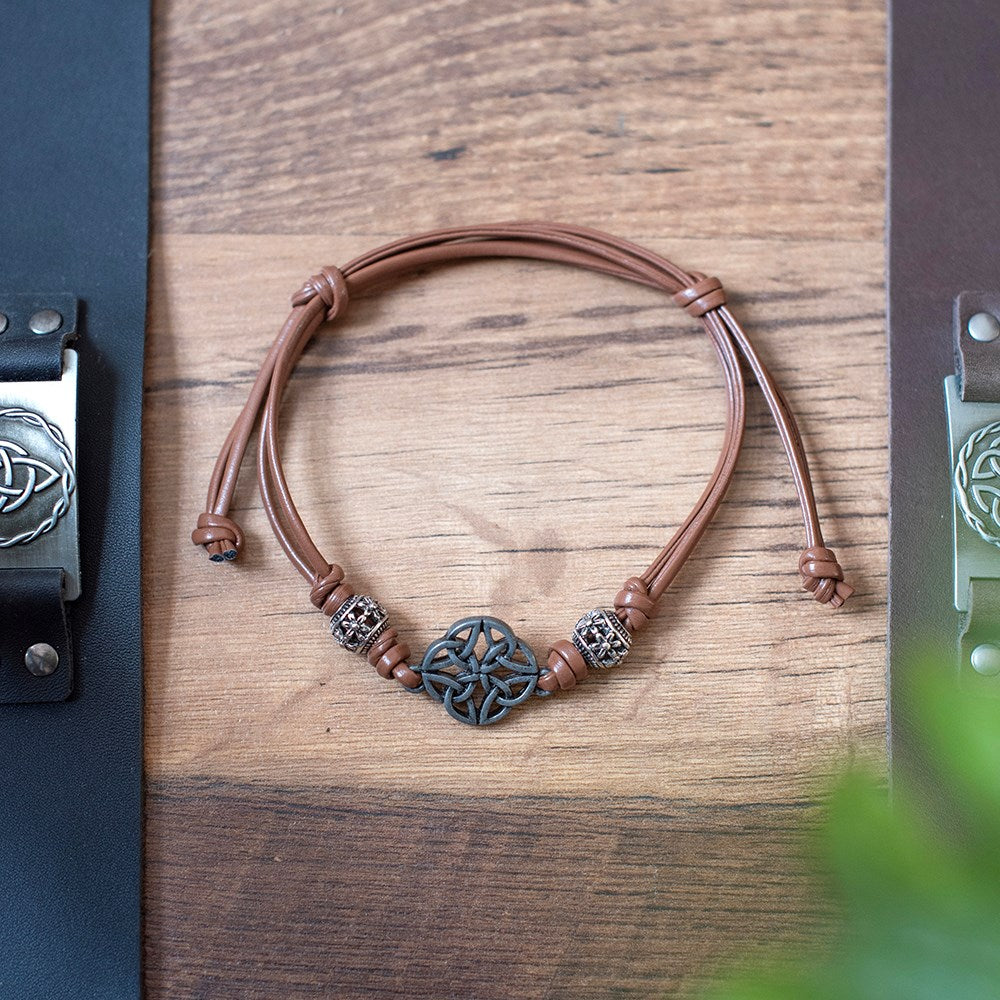 Pulsera de Cordón Marrón con Nudo Celta y Escudo